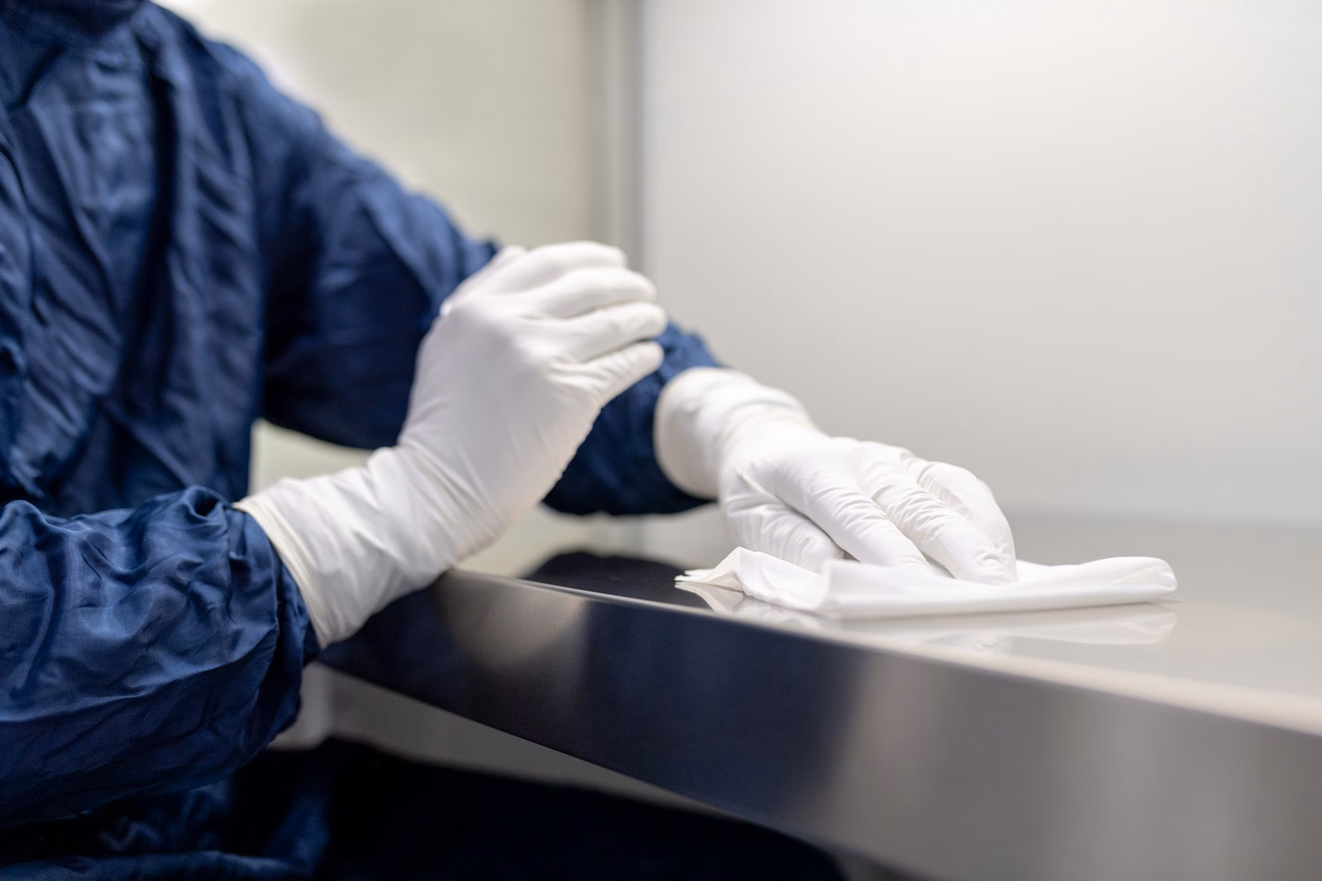 Công nhân vệ sinh thiết bị inox theo quy trình HACCP