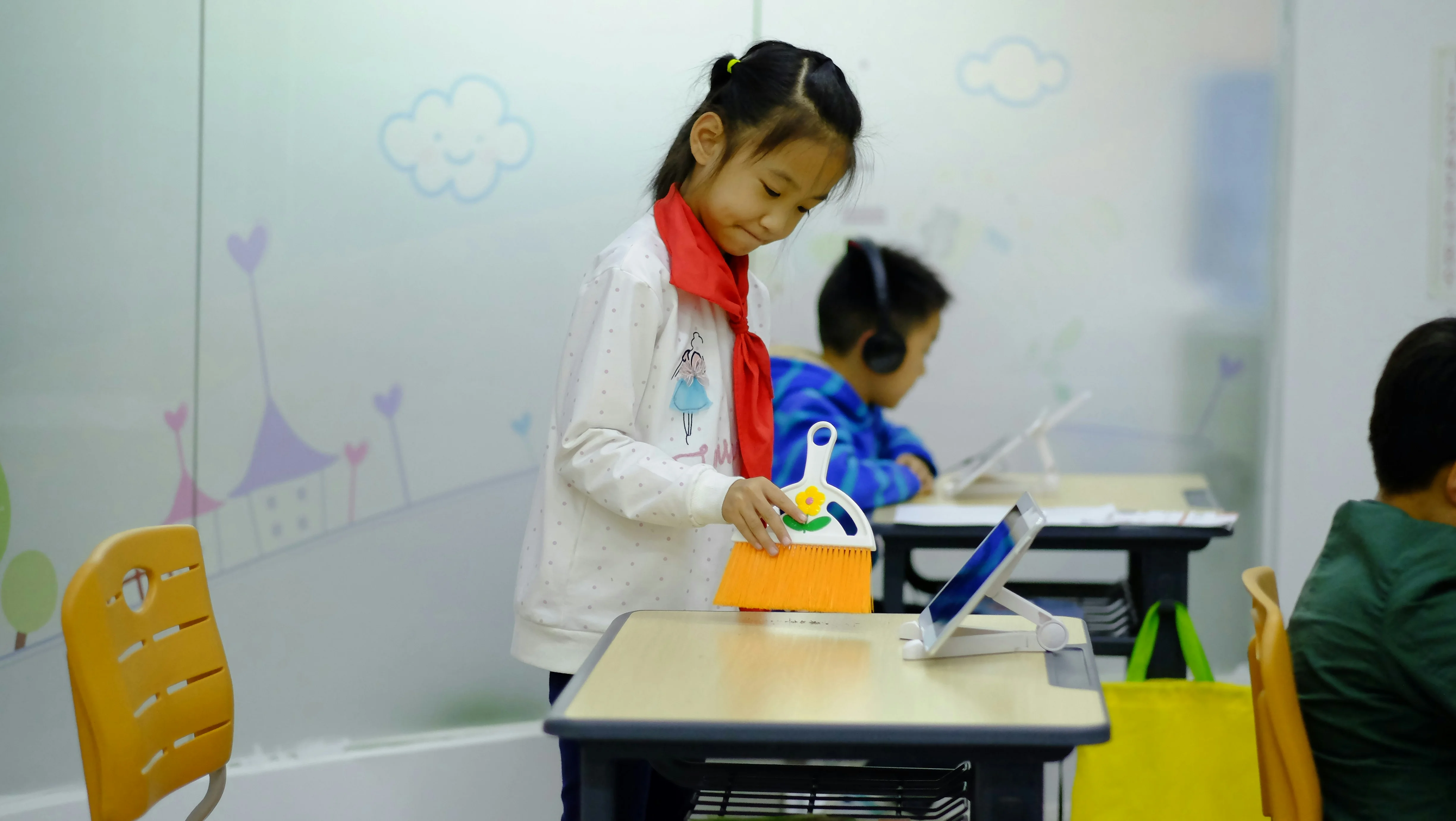 Trẻ em chơi trò hút đẩy bằng nam châm trong lớp học