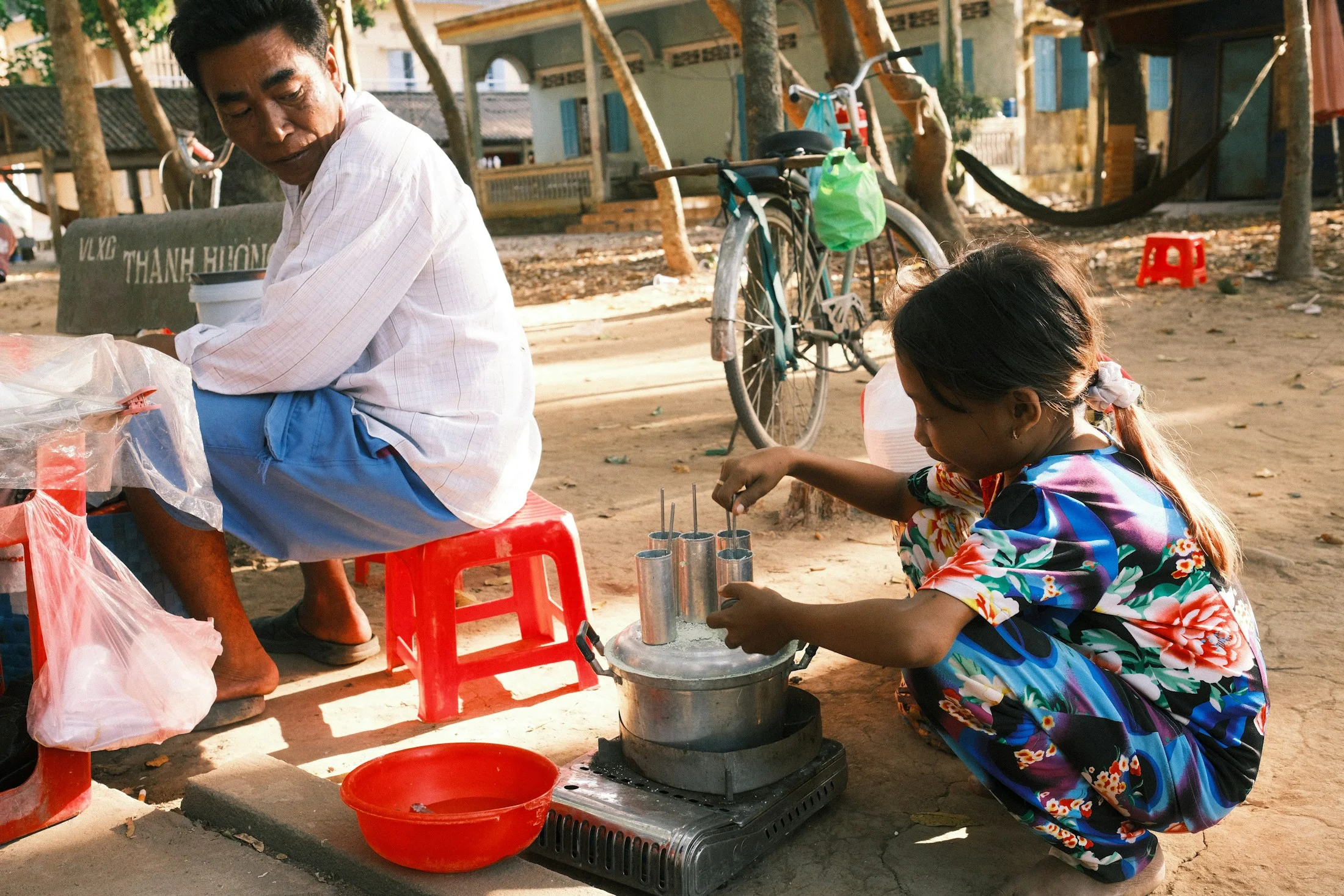 Bé quan sát la bàn tự chế nổi trên mặt nước