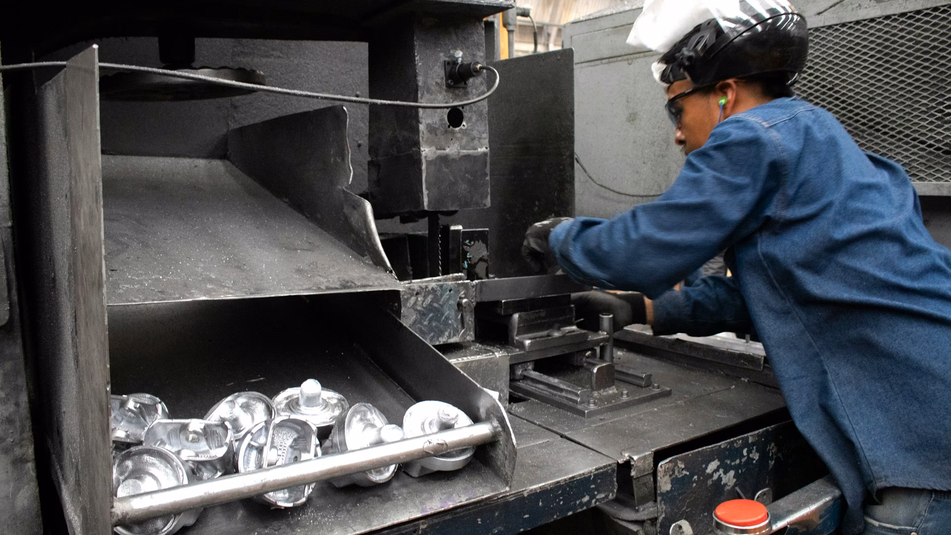 Thiết bị tách từ công nghiệp inox trong nhà máy sản xuất
